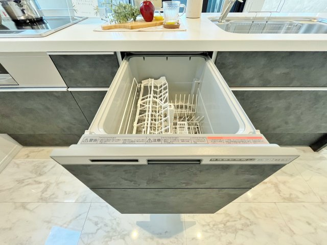 東村山市萩山町1丁目 限定1棟のキッチン|食後の片づけに便利な食器洗乾燥機が標準装備です 時間が有効活用でき、節水にもなります