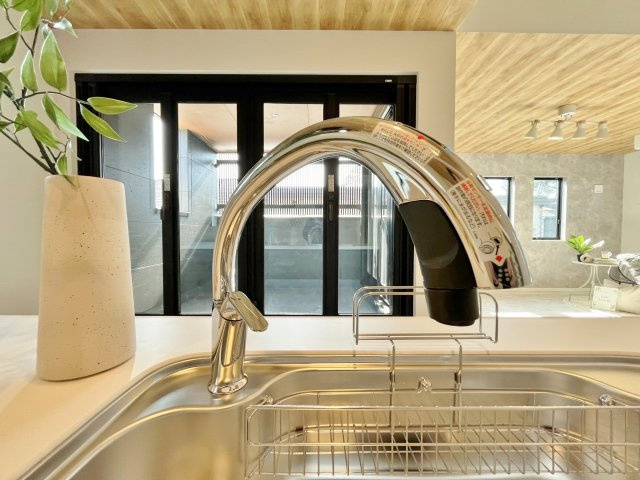 東村山市萩山町1丁目 限定1棟のキッチン|水栓部分を触らずに手を洗うことができるので衛生的に使用でき、家事効率もUPいたします