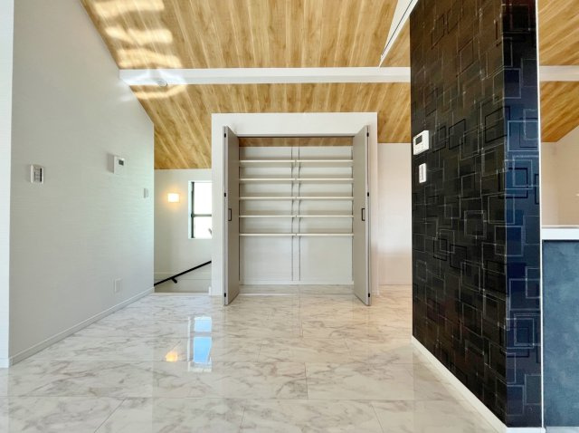 東村山市萩山町1丁目 限定1棟の収納|キッチン背面にはおおがたパントリー完備
調理器具や食材のストックなどあると嬉しい収納です