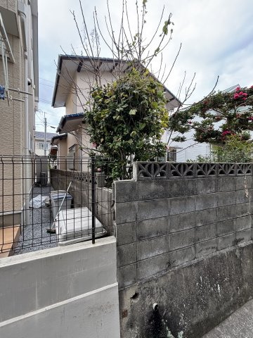 福岡市早良区干隈3丁目土地の周辺|隣地との西側境界ラインを南側から見る