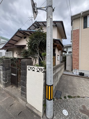 福岡市早良区干隈3丁目土地の周辺|隣地西側境界ラインを北側道路方向から見る