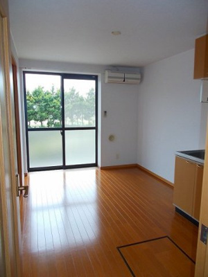 【居間・リビング】 | ファミールヒルズＣ | こちらの居間で趣味の時間をお楽しみください