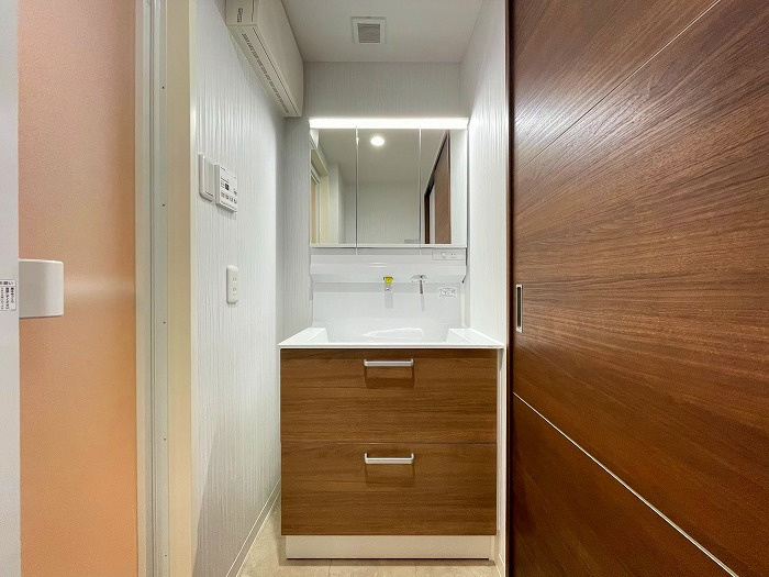 ロワールマンション西公園東の独立洗面台|
個人的に、リフォームするならこだわりたいランキング第1位！！洗面です。収納豊富な3面鏡は朝の強い味方です☆