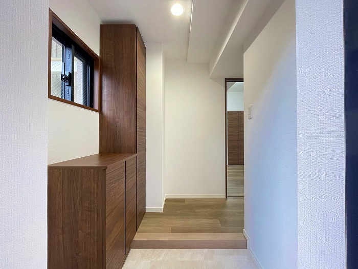 ロワールマンション西公園東の玄関|下足入れ付きなので玄関をきれいに保てます☆靴が多い方も収納場所には困りません☆