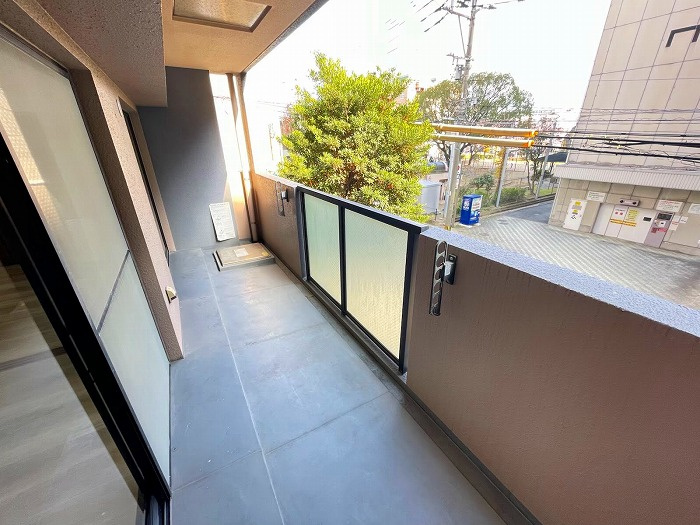 ロワールマンション西公園東のバルコニー|幅が広くクリーンな印象のバルコニー☆
大きなバルコニーは柔らかい風を運んできます…♪
洗濯物もたくさん干せそうですね！