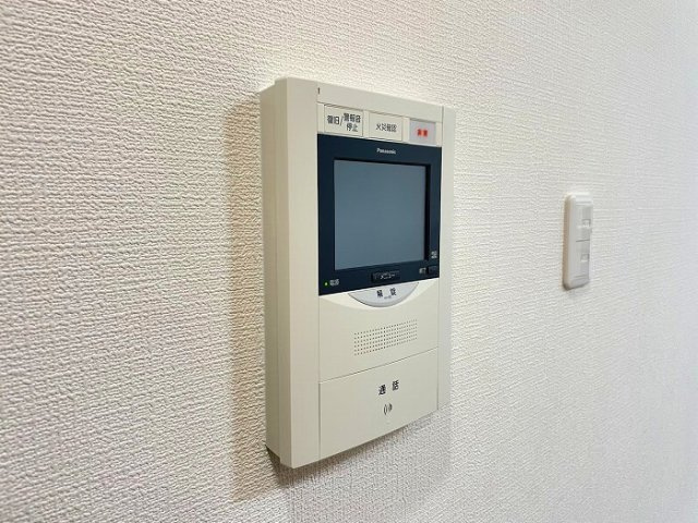 ロワールマンション西公園東の防犯設備|テレビモニター付きインターホンなので安心ですね♪