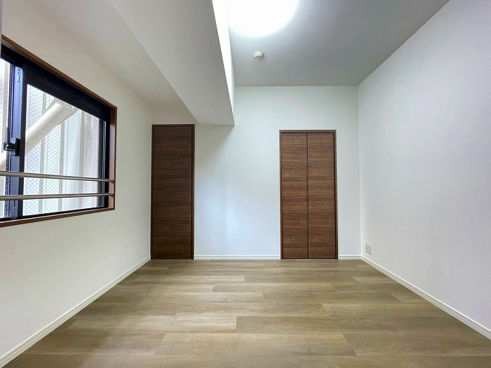 ロワールマンション西公園東の洋室|窓がついているので換気もできて使い勝手よく便利ですよ♪