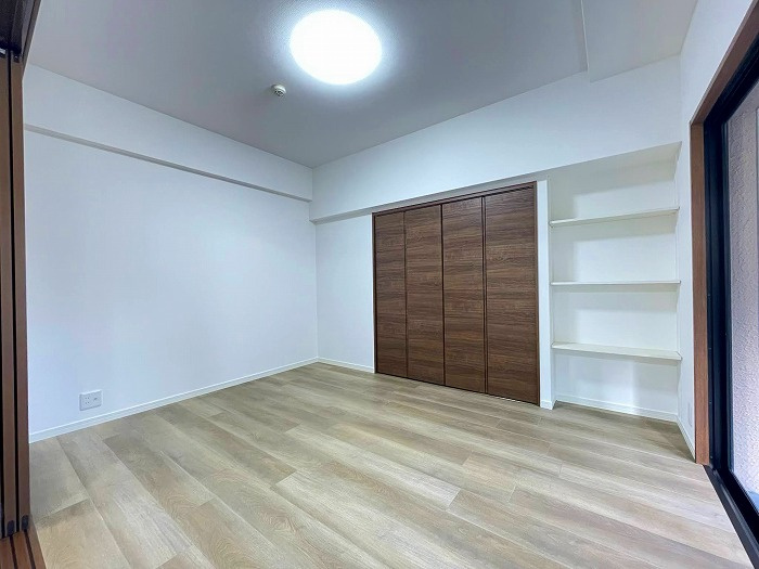 ロワールマンション西公園東の洋室|壁にも収納できるのでお部屋がおしゃれな雰囲気になりますね♪