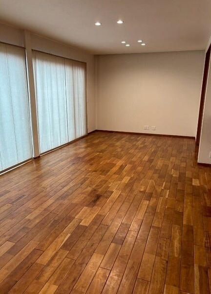 八剱町岩塚戸建の居間・リビング