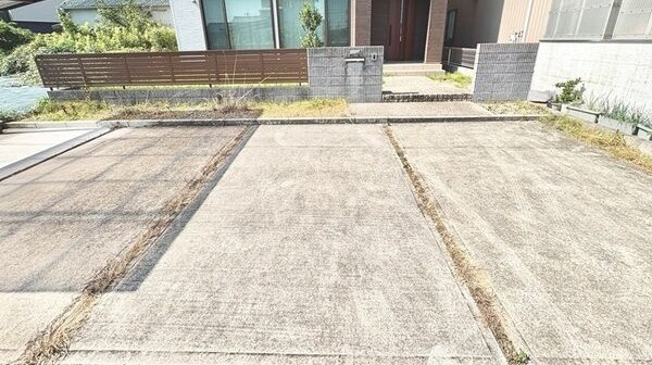 八剱町岩塚戸建の駐車場