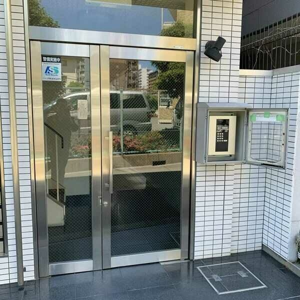 ジュネス西中島のエントランス
