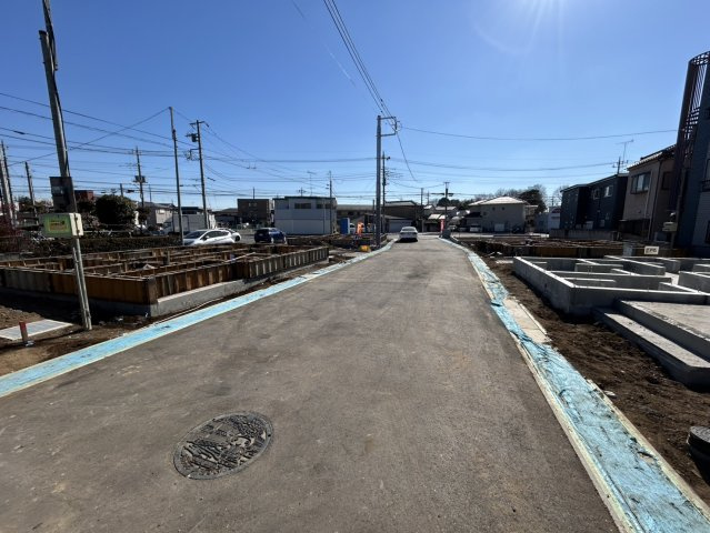桶川市鴨川1丁目433番　新築戸建　ハートフルDの前面道路含む現地写真
