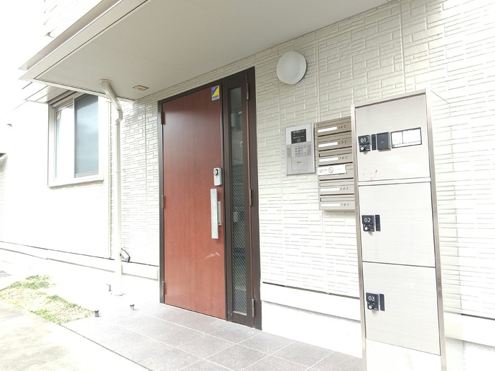 ビラーション赤坪のエントランス