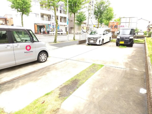 ビラーション赤坪の駐車場