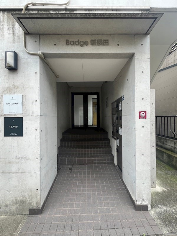Badge新長田のエントランス