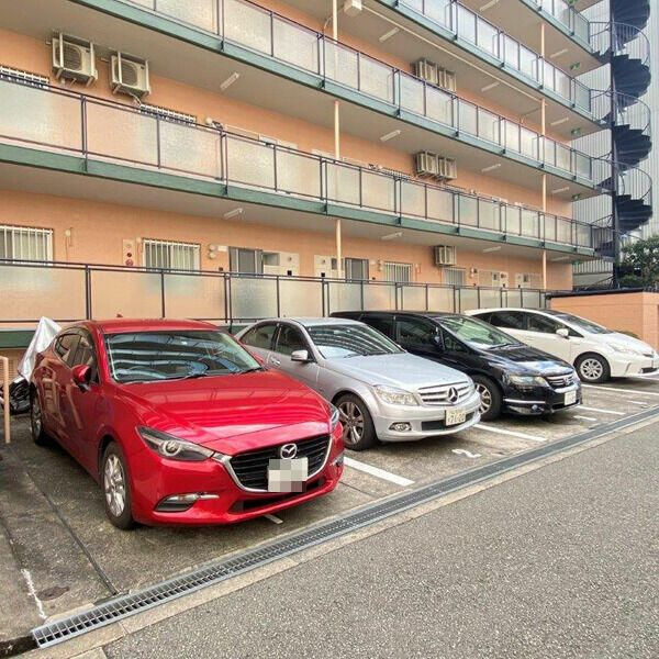 ドイマンションの駐車場