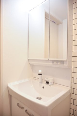 【洗面所】 | Calm三萩野 | 明るい洗面所です