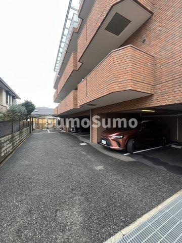 ブリックブロックの駐車場|駐車スペースもあります