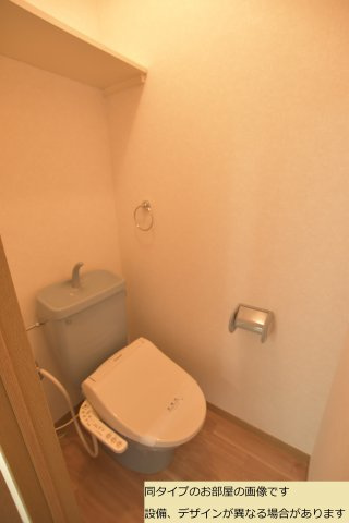 ステイツマンション芹川のトイレ|落ち着いた色調のトイレです