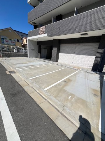ライブガーデン江坂Ⅷの駐車場