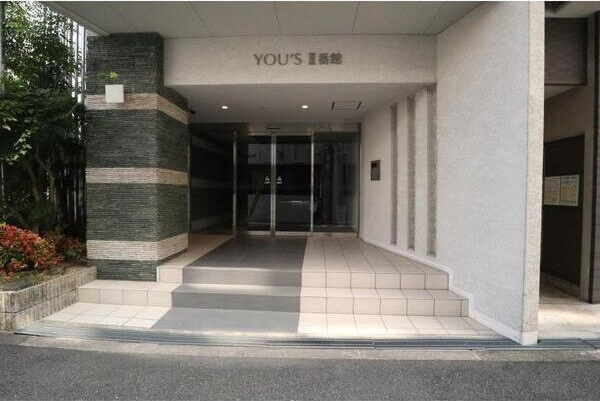 YOU’S　Ⅲ番館のエントランス