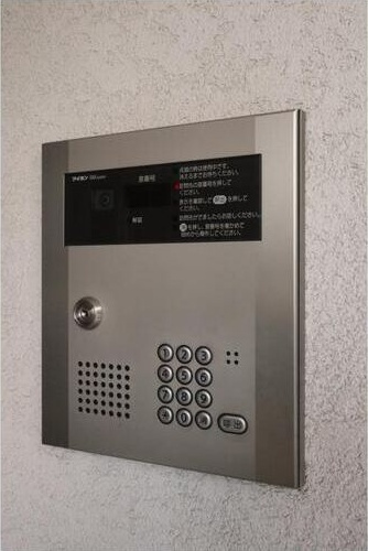 YOU’S　Ⅲ番館のエントランス