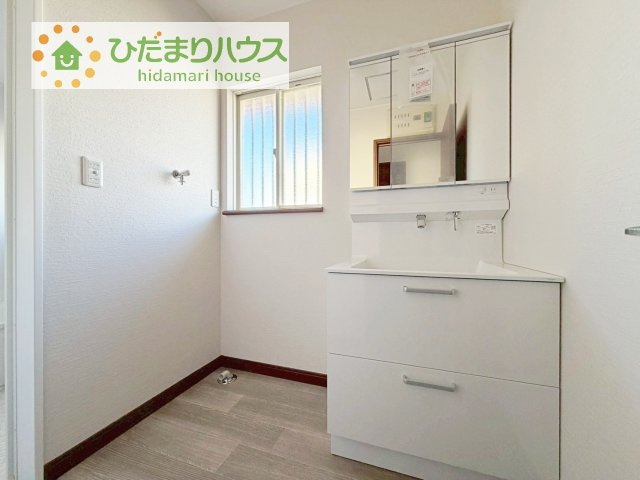 【独立洗面台】 | 牛久市さくら台3丁目　中古戸建 | 三面鏡の大きな鏡は憧れます(^^♪
鏡の後ろは収納となっていて、細かいものでも収納できるのでスッキリと整理できます！