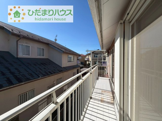 【バルコニー】 | 牛久市さくら台3丁目　中古戸建 | 広々としたバルコニーは、大量の洗濯物を干しても余裕！お布団だって、家族全員分をいっきに干せますね(^O^)