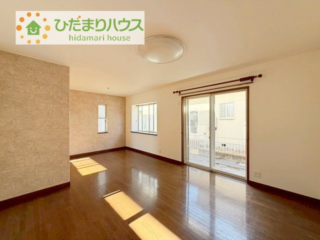 【居間・リビング】 | 牛久市さくら台3丁目　中古戸建 | お子様が元気に遊べる広々としたリビングです！
