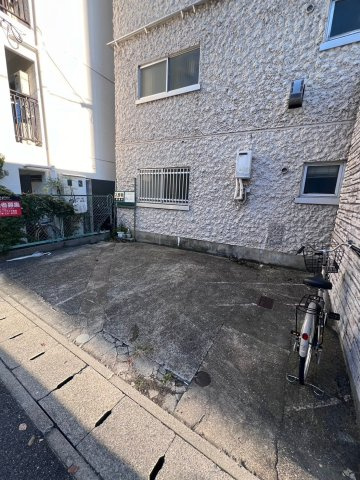 六甲林ハイツの駐車場