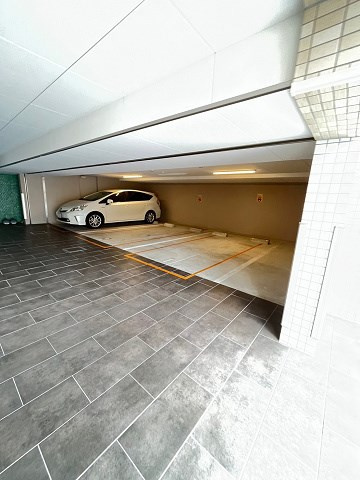 ブランTAT西宮江上町の駐車場