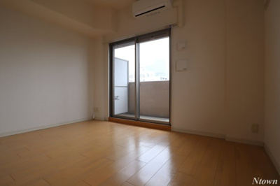 【居間・リビング】 | プレサンス名古屋STATIONアライブ | こちらのリビングで趣味の時間をお楽しみください