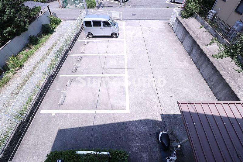 フラット有瀬の駐車場