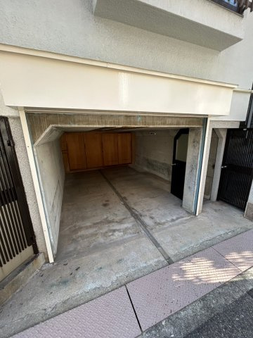 高畑町戸建　貸家の駐車場