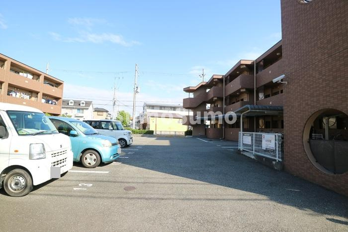 プラザハイツ二ツ屋C棟の駐車場|カースペースがあります