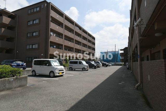 プラザハイツ二ツ屋E棟の駐車場|駐車場に車を止められます