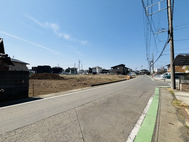 敷地面積６２坪～　売地　川越市久下戸の前面道路含む現地写真|北側6.8ｍ公道、南側4ｍ公道。
現地（2026年3月）撮影　