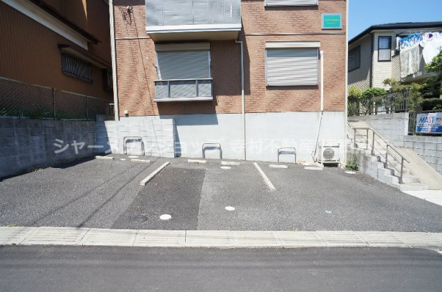 アドバンス駿河台の駐車場