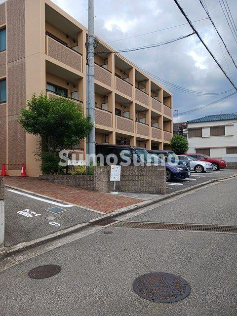 フラット　Ｆの駐車場|駐車場があるので、車を買う予定の方も安心です