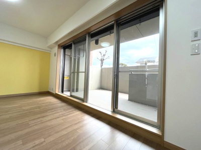 【居間・リビング】 | カルティア熱田 | 1階でも安心のシャッター付！シャッターが開いている状態です！