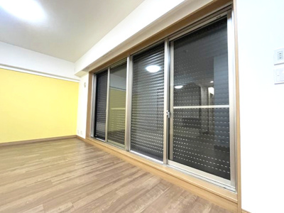 【居間・リビング】 | カルティア熱田 | 1階でも安心のシャッター付！シャッターが閉じている状態です！