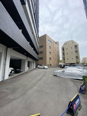 アドバンス神戸レイソレの駐車場