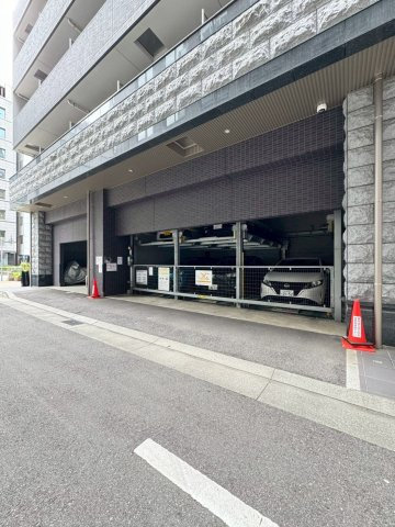 プレサンス新神戸駅前の駐車場
