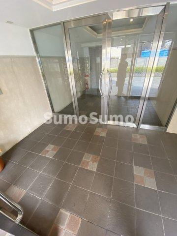 Y'sコート蘭びっくのエントランス|建物の内部です