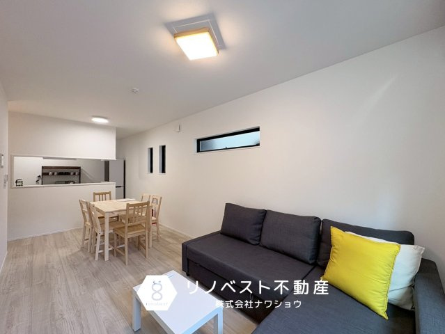 大阪市生野区鶴橋4丁目の居間・リビング|快適に過ごせる15.1帖リビングです。大人数でも十分な広さ！