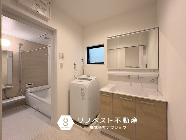 大阪市生野区鶴橋4丁目の洗面所|洗濯機付き。洗面室は広く、数人一緒に身支度できます♪