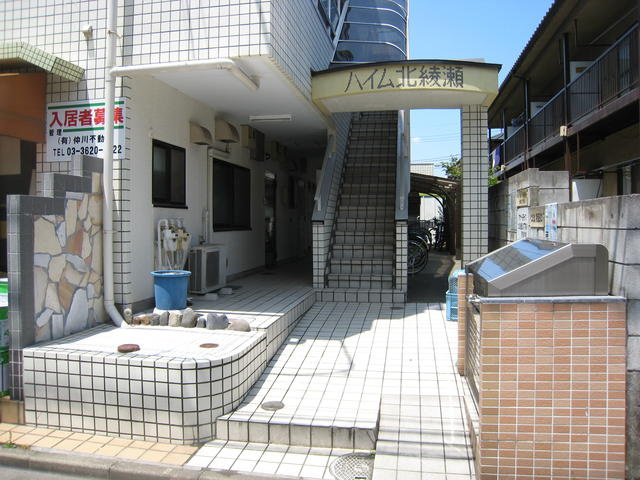 鮮やかなタイル張のエントランス