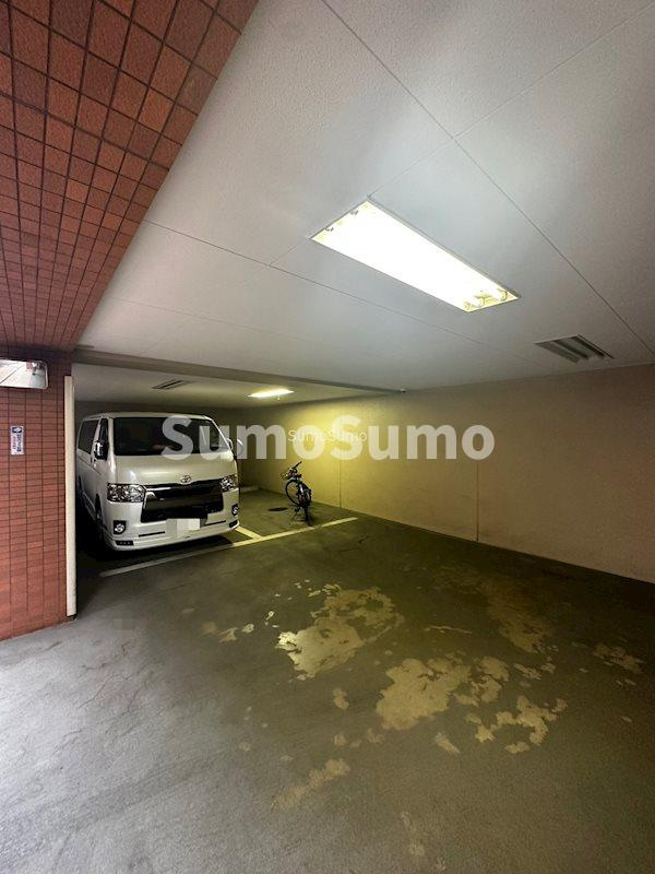 プレサンス東本町の駐車場