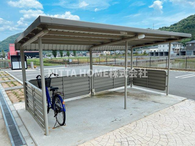 メゾン・シュシュⅡのその他共用部分|駐輪場に駐車場も敷地内にあります＊