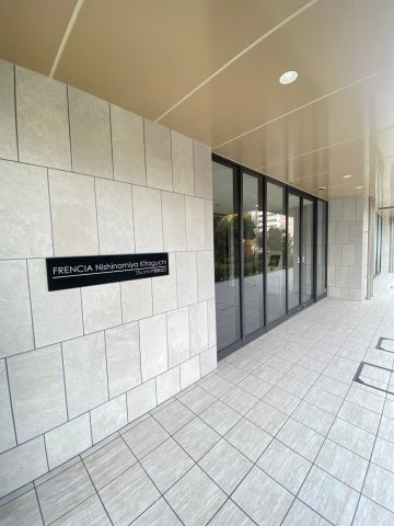 フレンシア西宮北口のエントランス